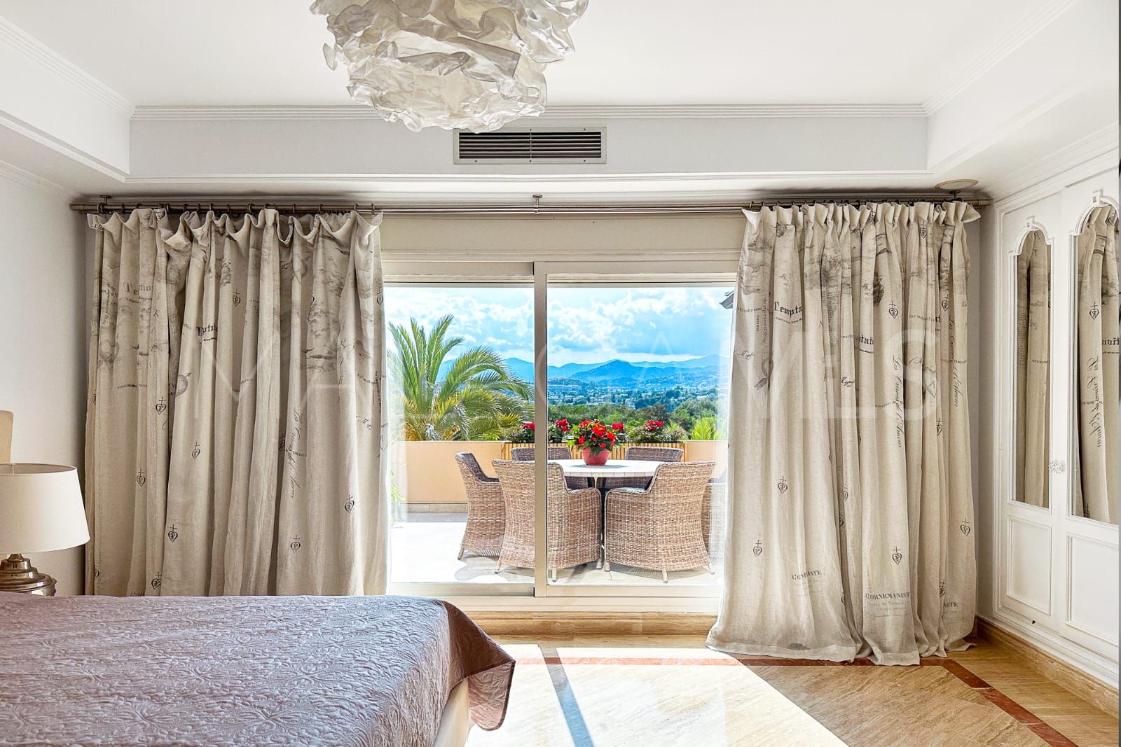 Atico duplex a la venta in Marbella Golden Mile with 3 bedrooms