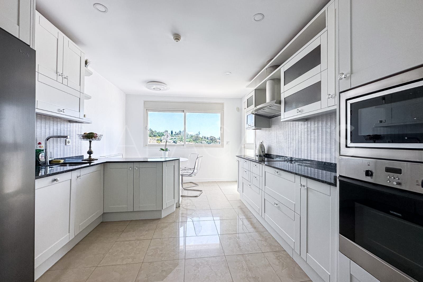 Atico duplex a la venta in Marbella Golden Mile with 3 bedrooms