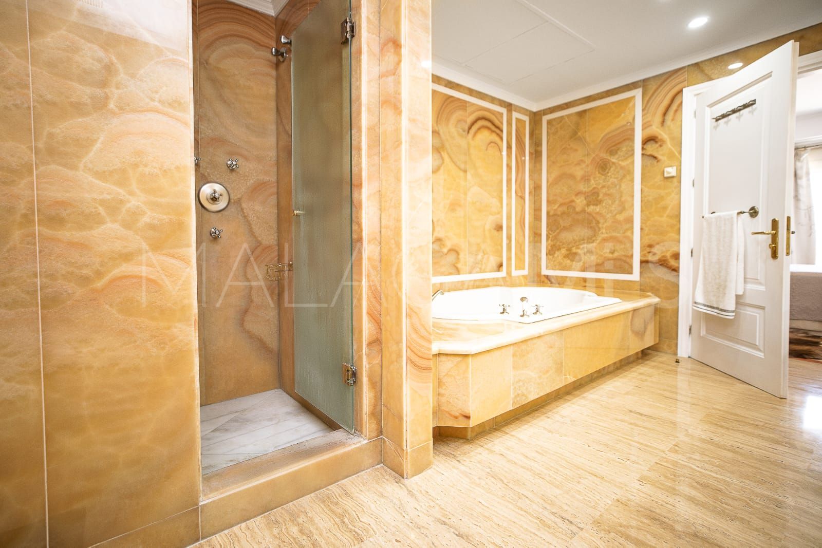 Atico duplex a la venta in Marbella Golden Mile with 3 bedrooms