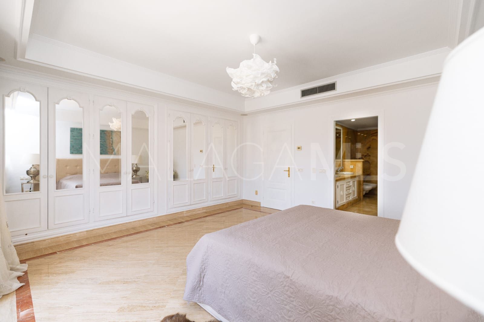 Atico duplex a la venta in Marbella Golden Mile with 3 bedrooms