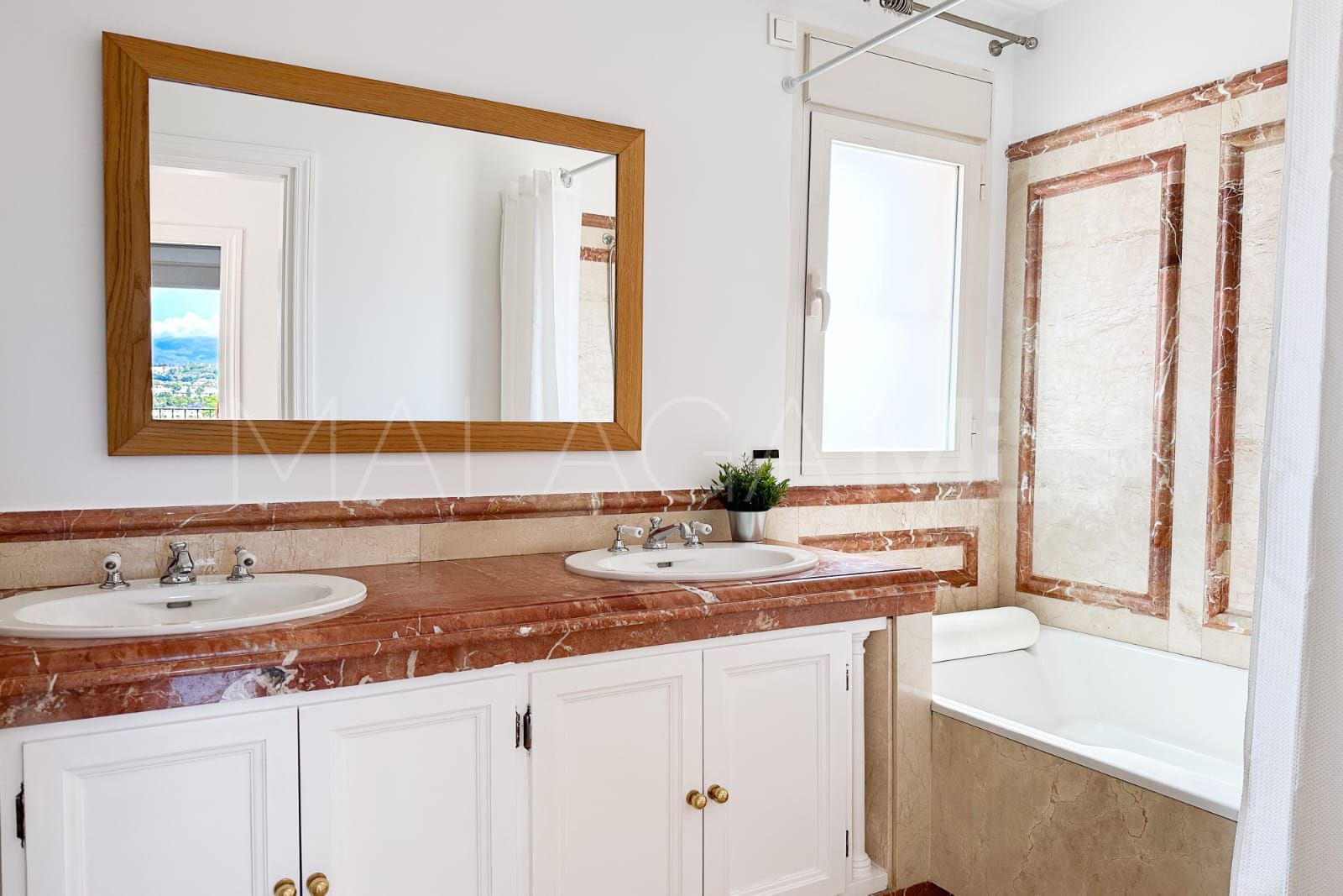 Atico duplex a la venta in Marbella Golden Mile with 3 bedrooms