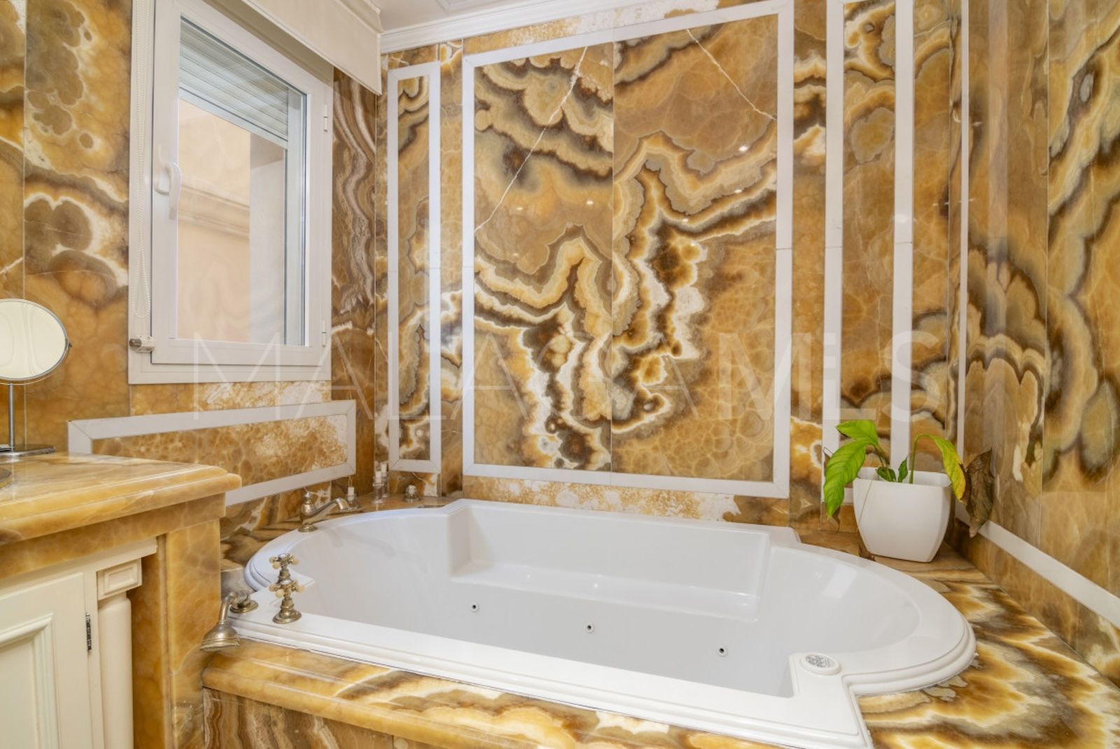 Lägenhet for sale in Marbella Golden Mile