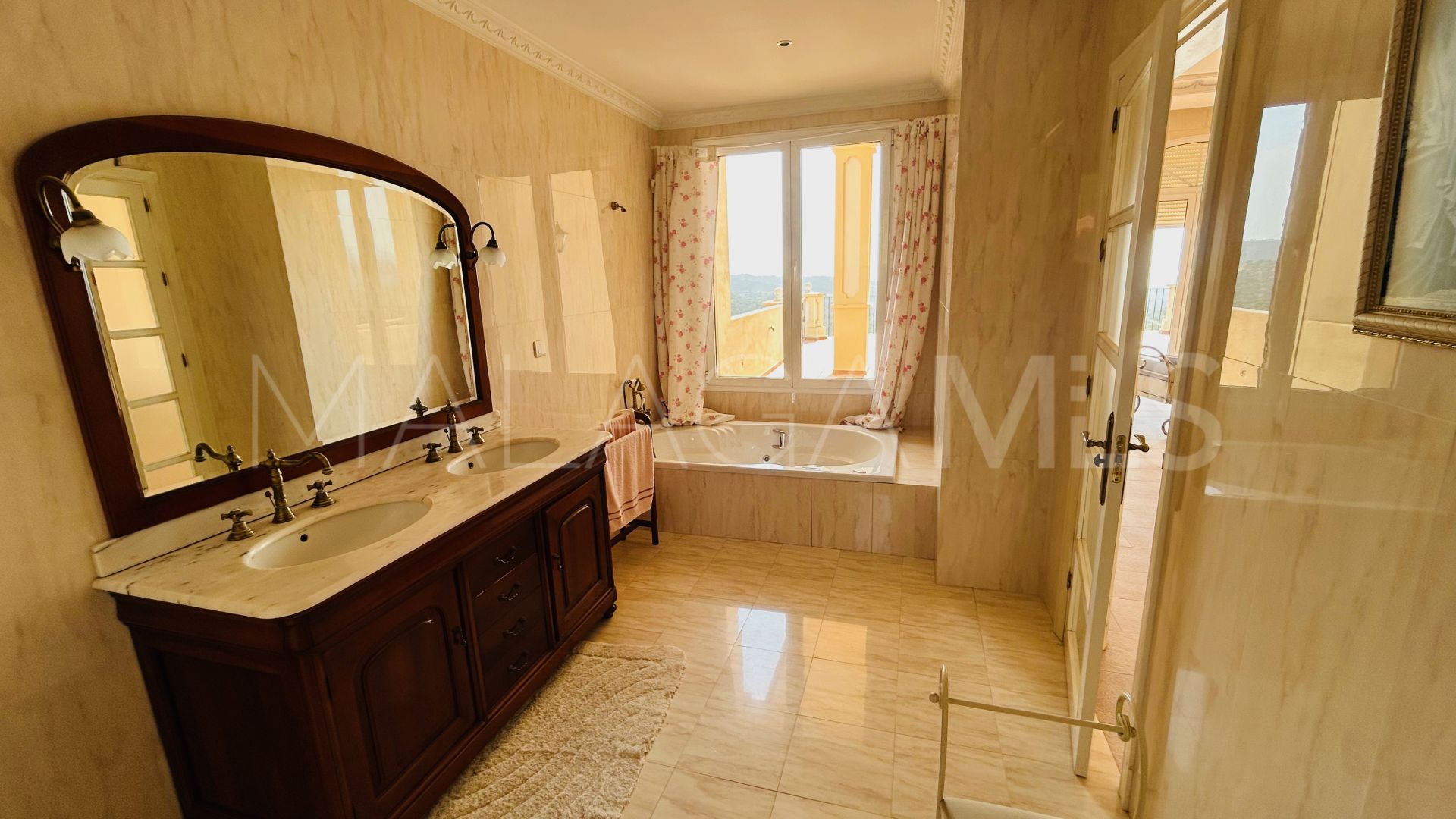 Villa for sale in Estepona Ost