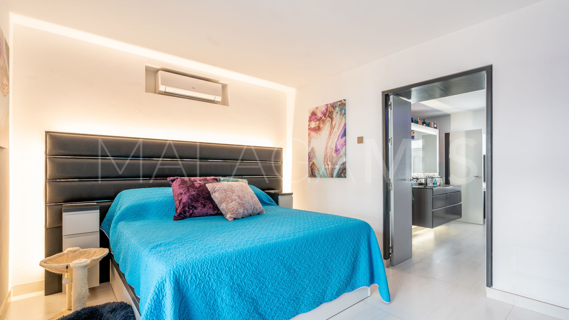 Buy adosado in Estepona Casco Antiguo with 4 bedrooms