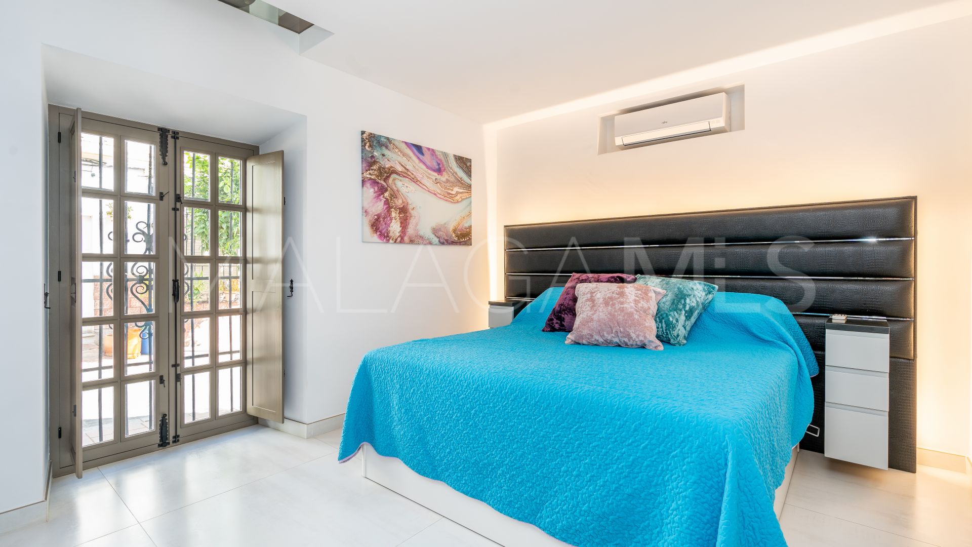 Buy adosado in Estepona Casco Antiguo with 4 bedrooms