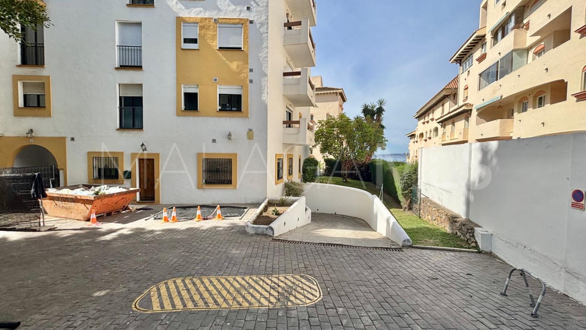 Markplanslägenhet for sale in Estepona Puerto