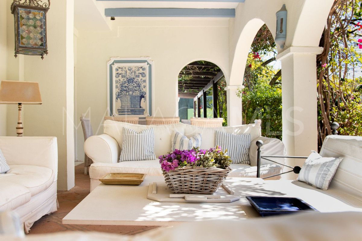 Villa for sale with 8 bedrooms in Calahonda