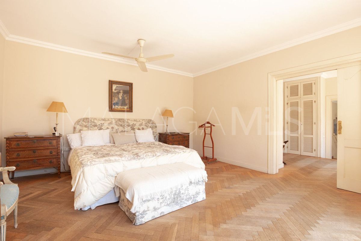 Villa for sale with 8 bedrooms in Calahonda