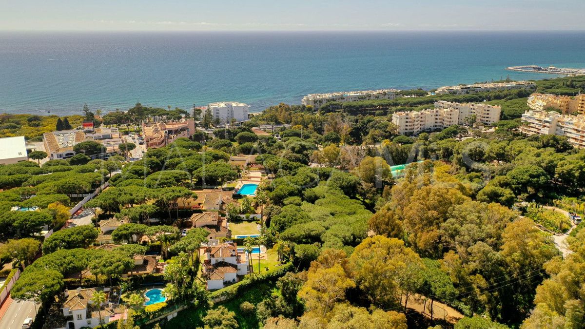 Villa for sale with 8 bedrooms in Calahonda