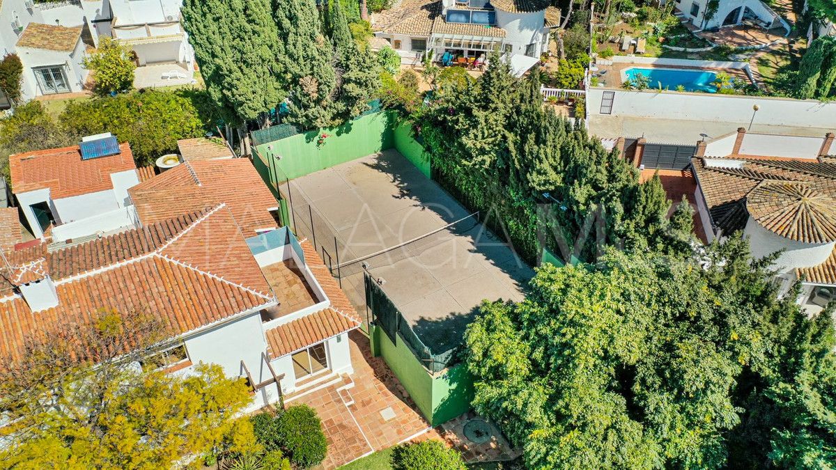 Villa for sale with 8 bedrooms in Calahonda