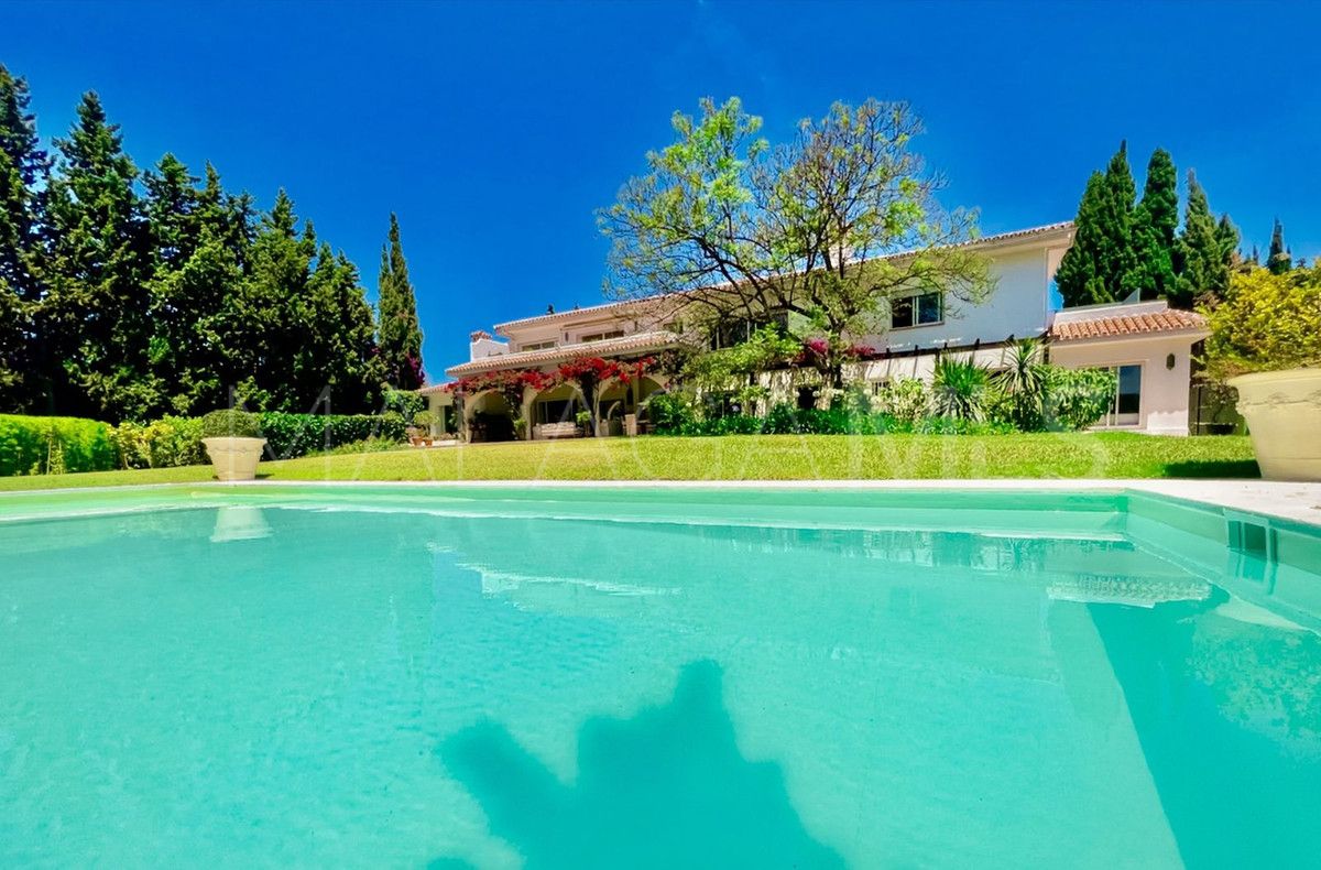 Villa for sale with 8 bedrooms in Calahonda