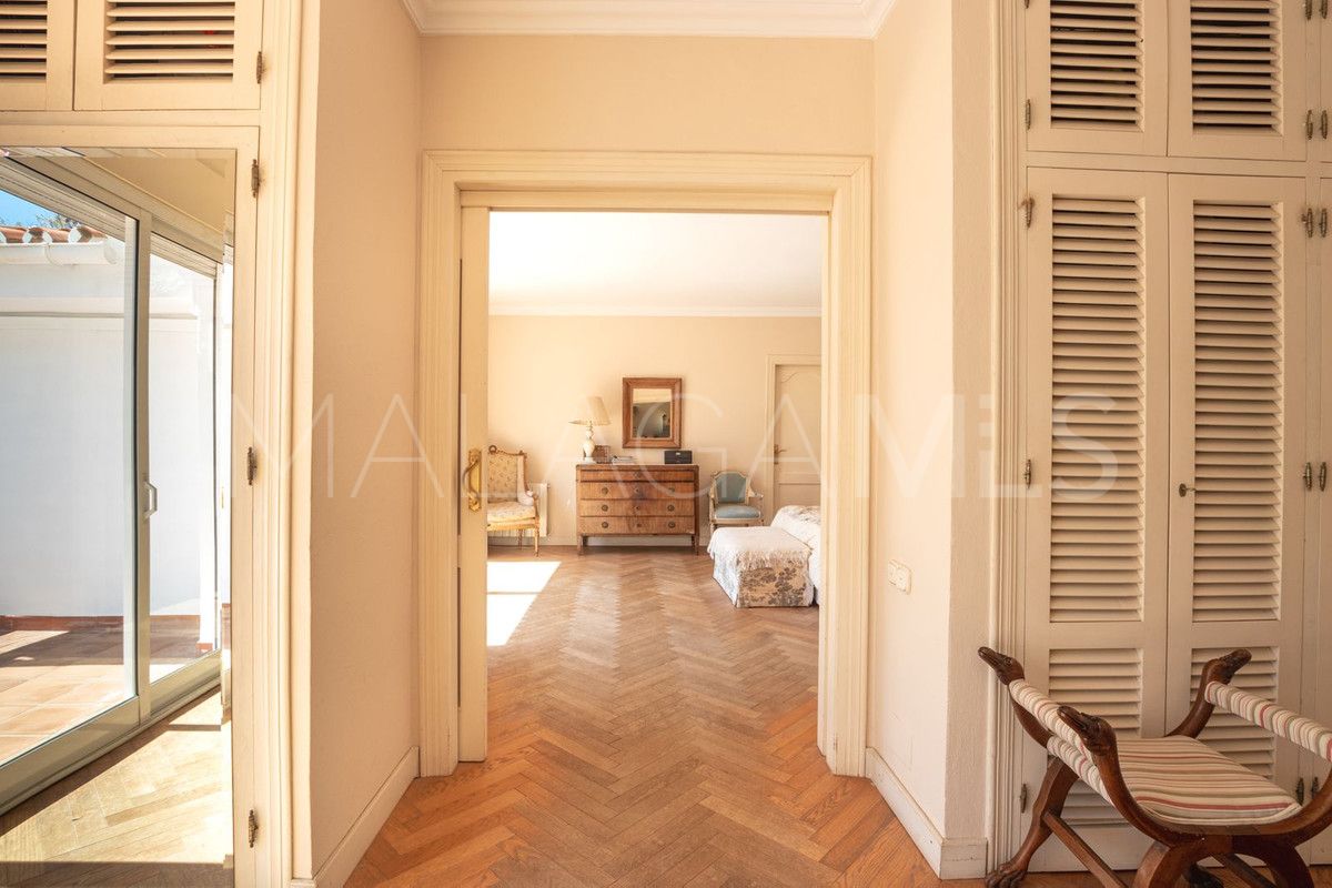 Villa for sale with 8 bedrooms in Calahonda