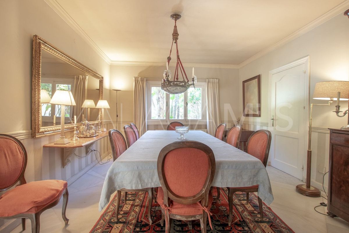 Villa for sale with 8 bedrooms in Calahonda
