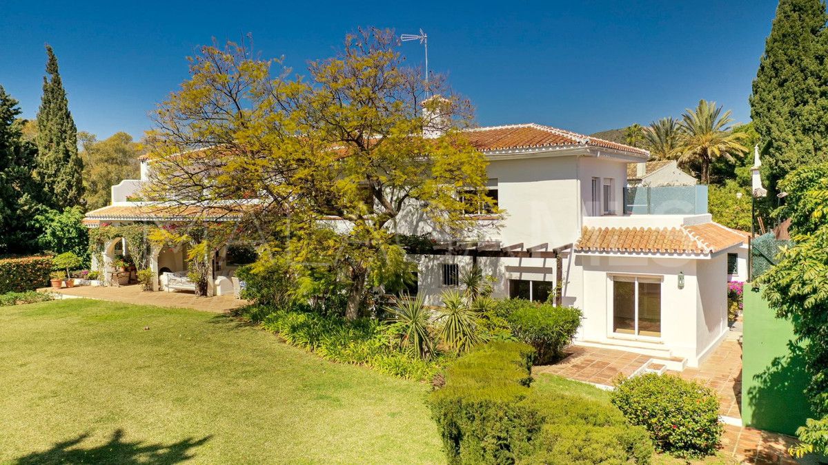 Villa for sale with 8 bedrooms in Calahonda