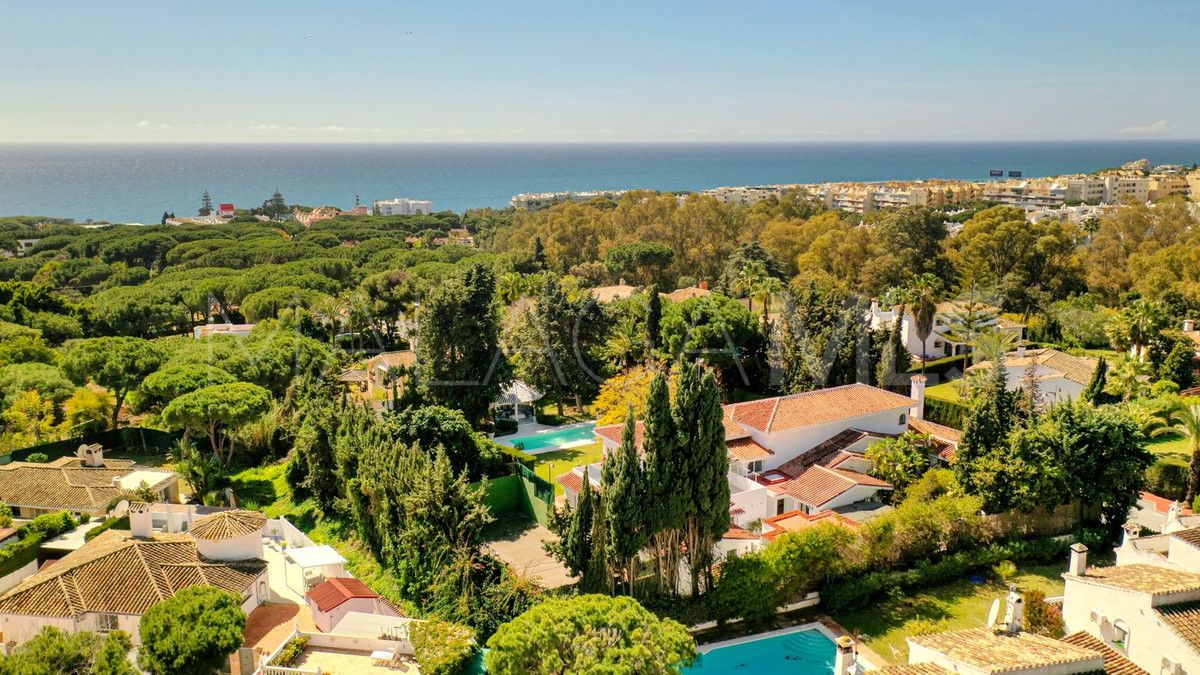 Villa for sale with 8 bedrooms in Calahonda