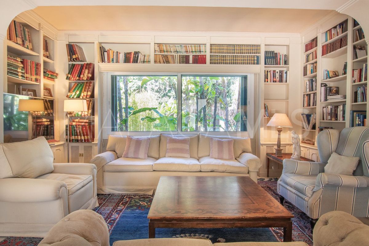 Villa for sale with 8 bedrooms in Calahonda