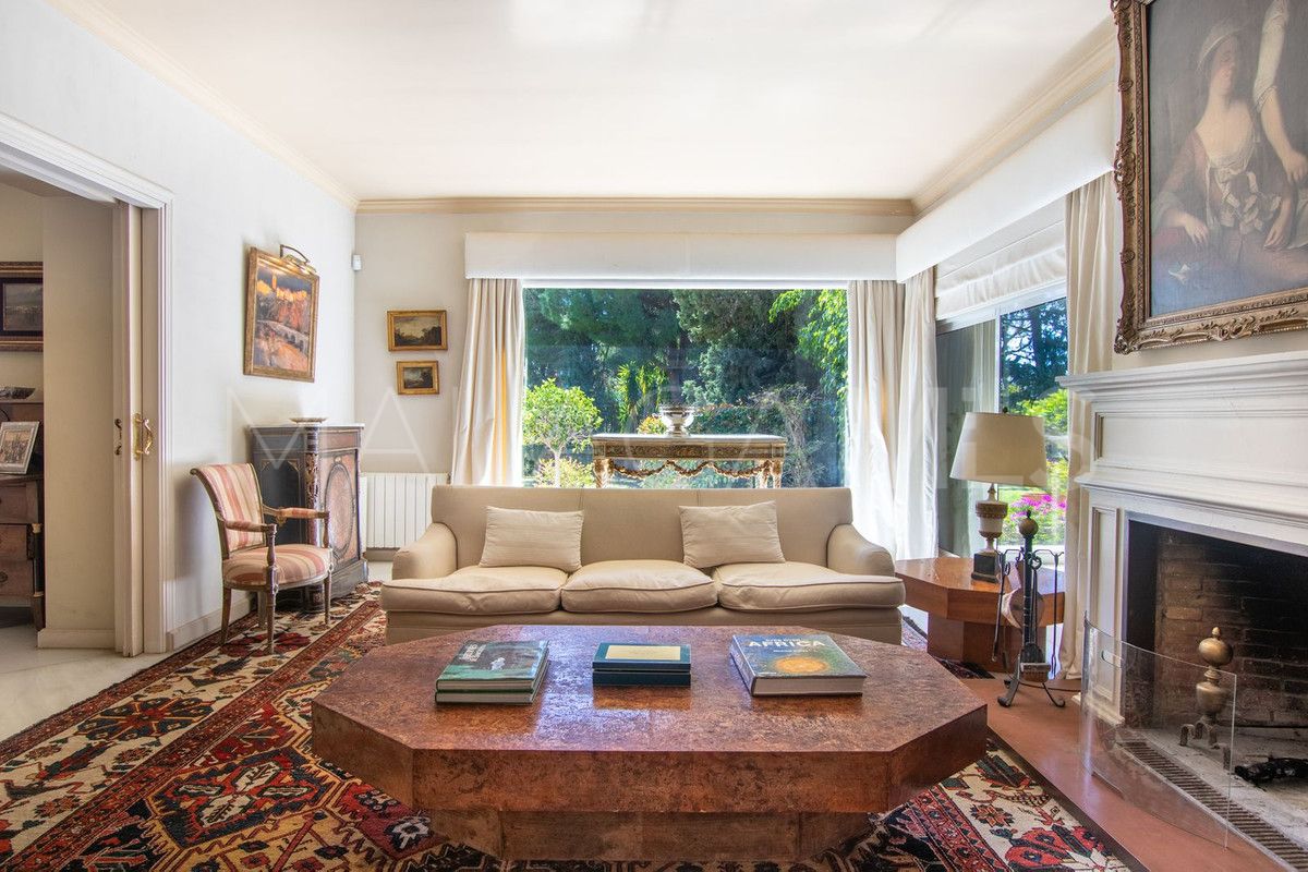 Villa for sale with 8 bedrooms in Calahonda