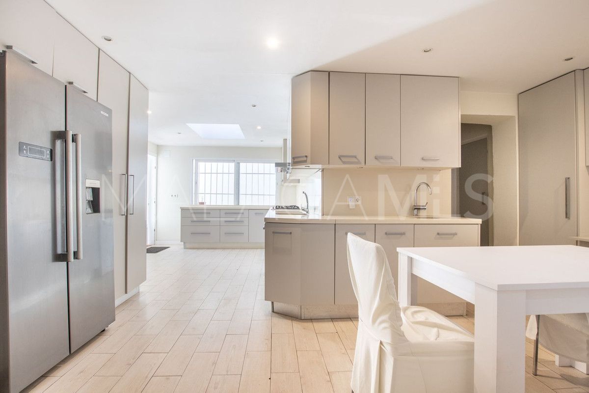 Villa for sale with 8 bedrooms in Calahonda