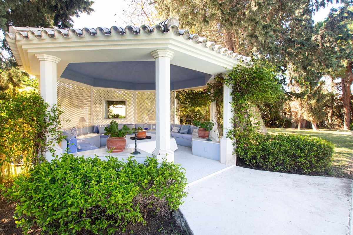 Villa for sale with 8 bedrooms in Calahonda