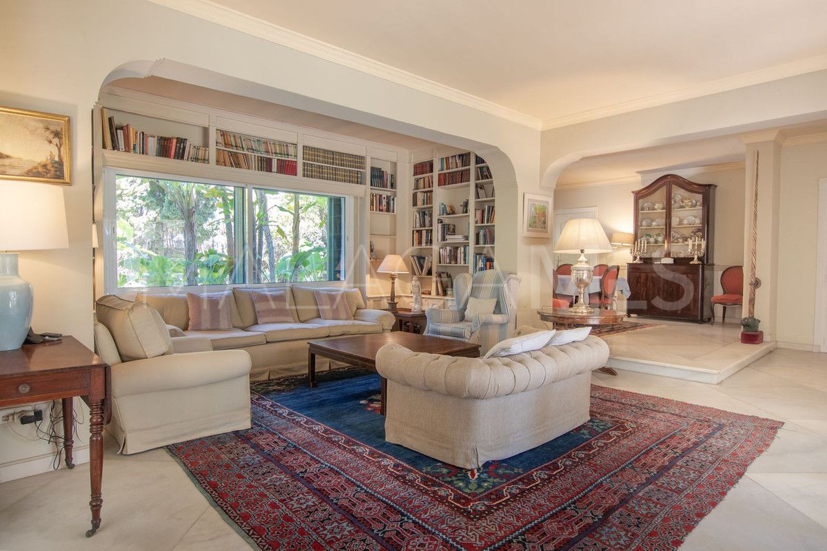 Villa for sale with 8 bedrooms in Calahonda