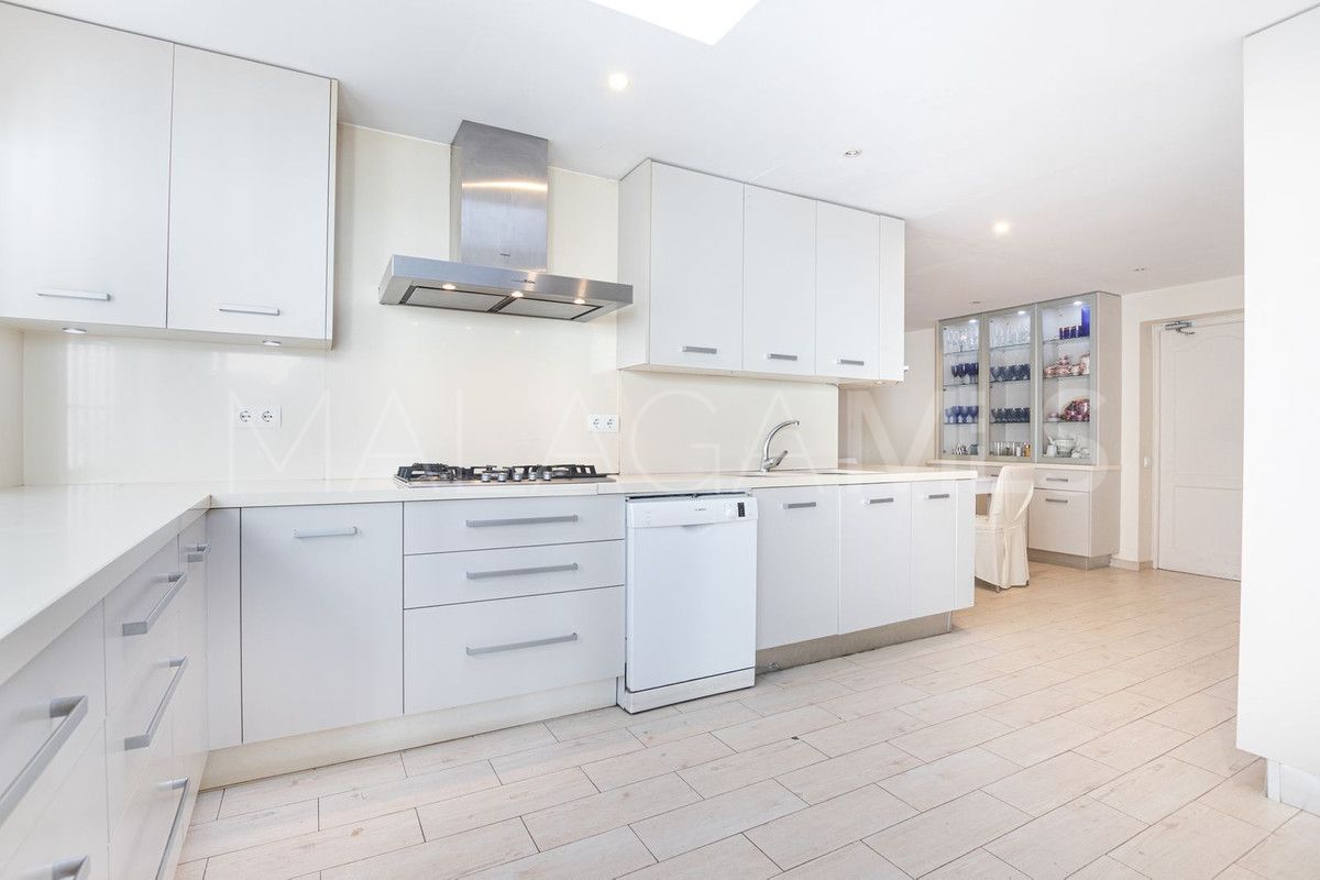 Villa for sale with 8 bedrooms in Calahonda