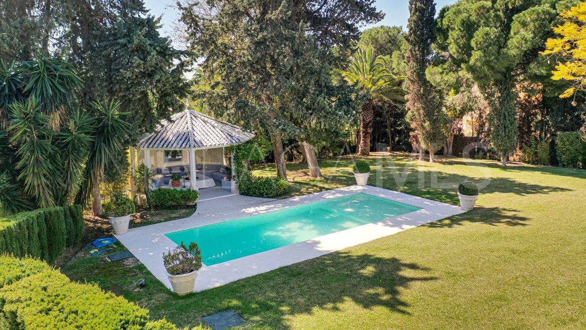 Villa for sale with 8 bedrooms in Calahonda