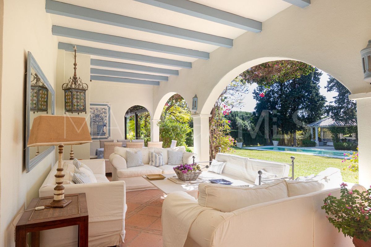 Villa for sale with 8 bedrooms in Calahonda