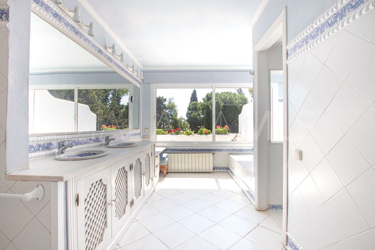 Villa for sale with 8 bedrooms in Calahonda