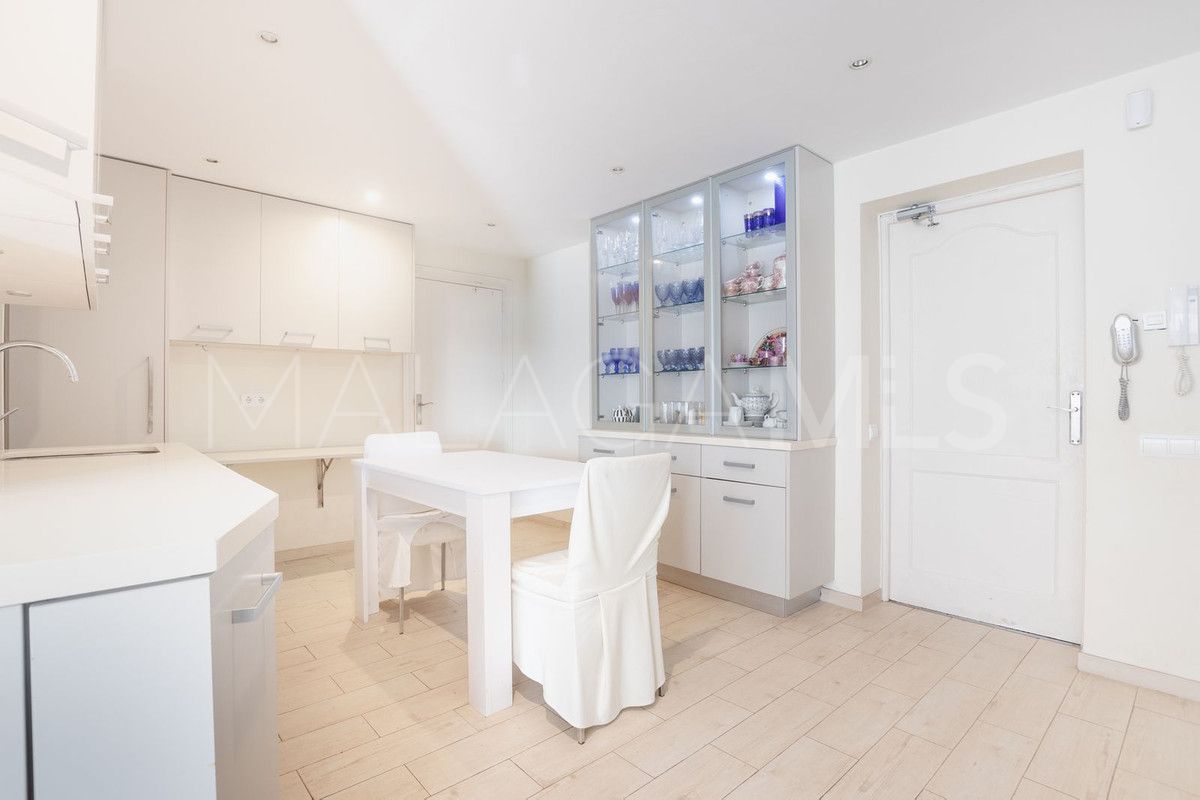 Villa for sale with 8 bedrooms in Calahonda