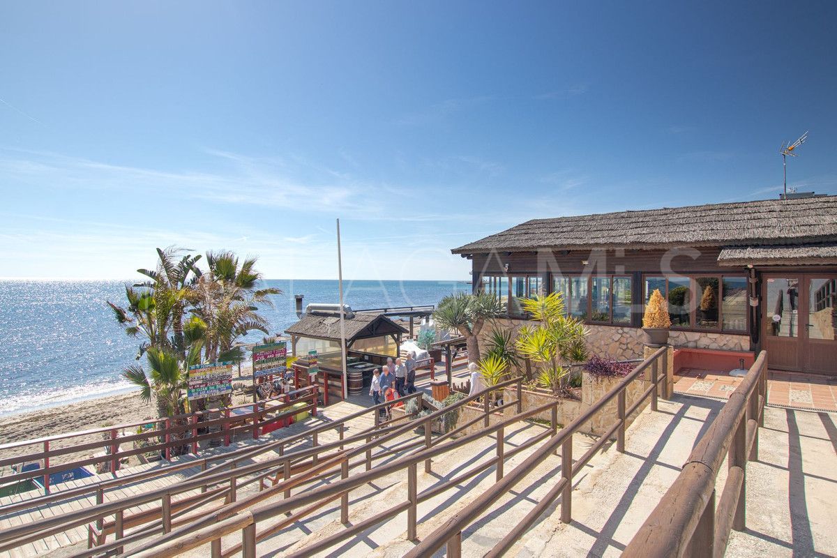 Villa for sale with 8 bedrooms in Calahonda