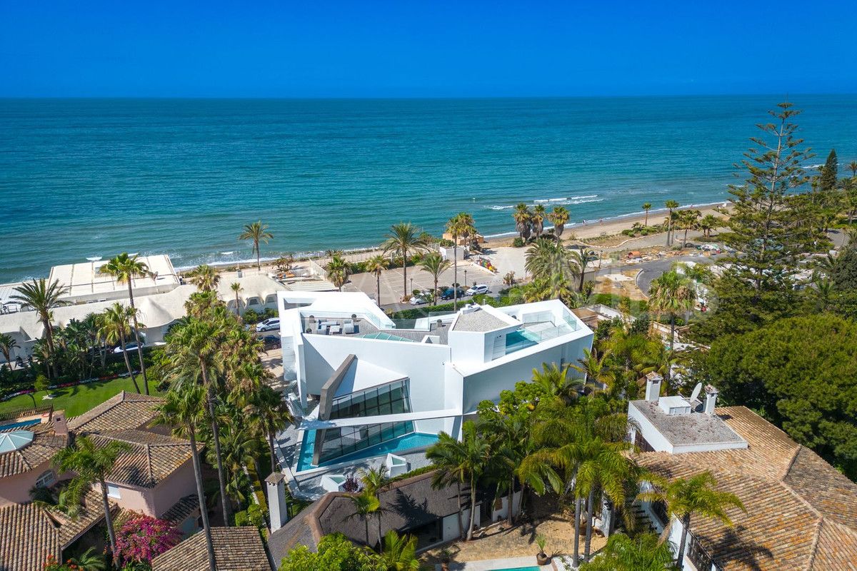 Villa for sale in Los Monteros