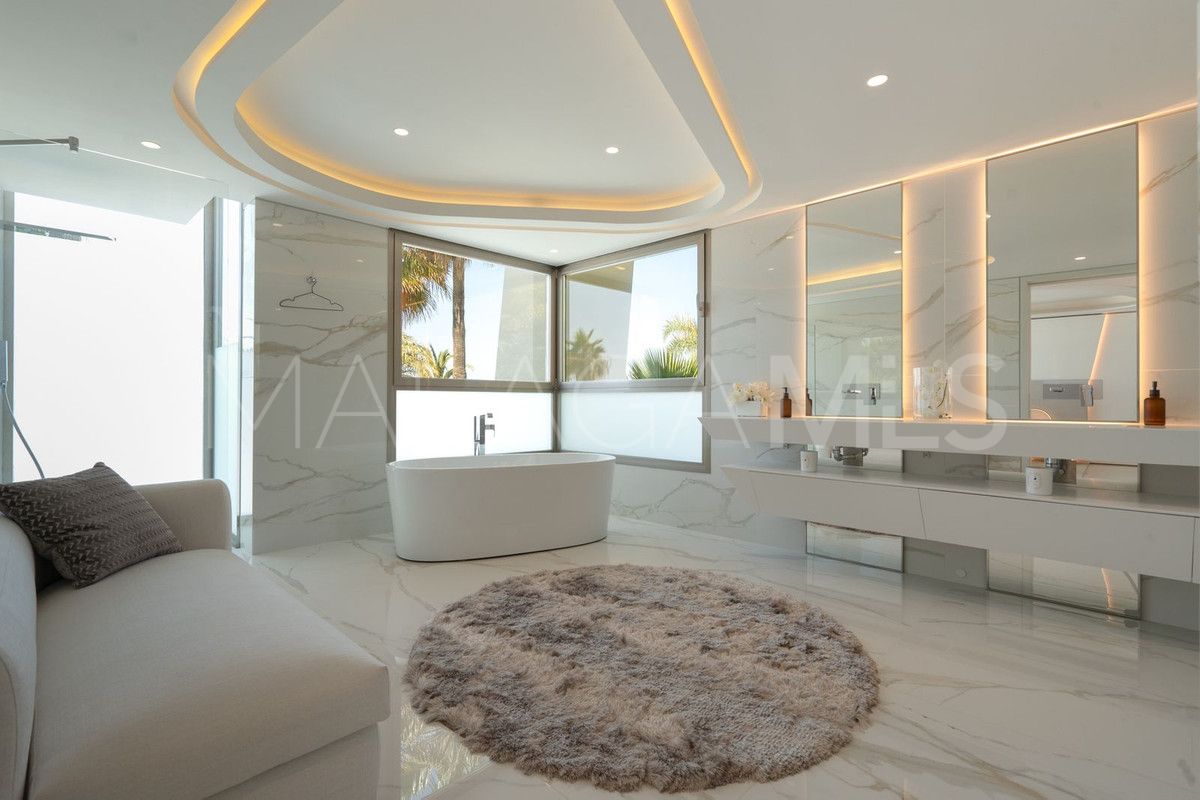 Villa for sale in Los Monteros