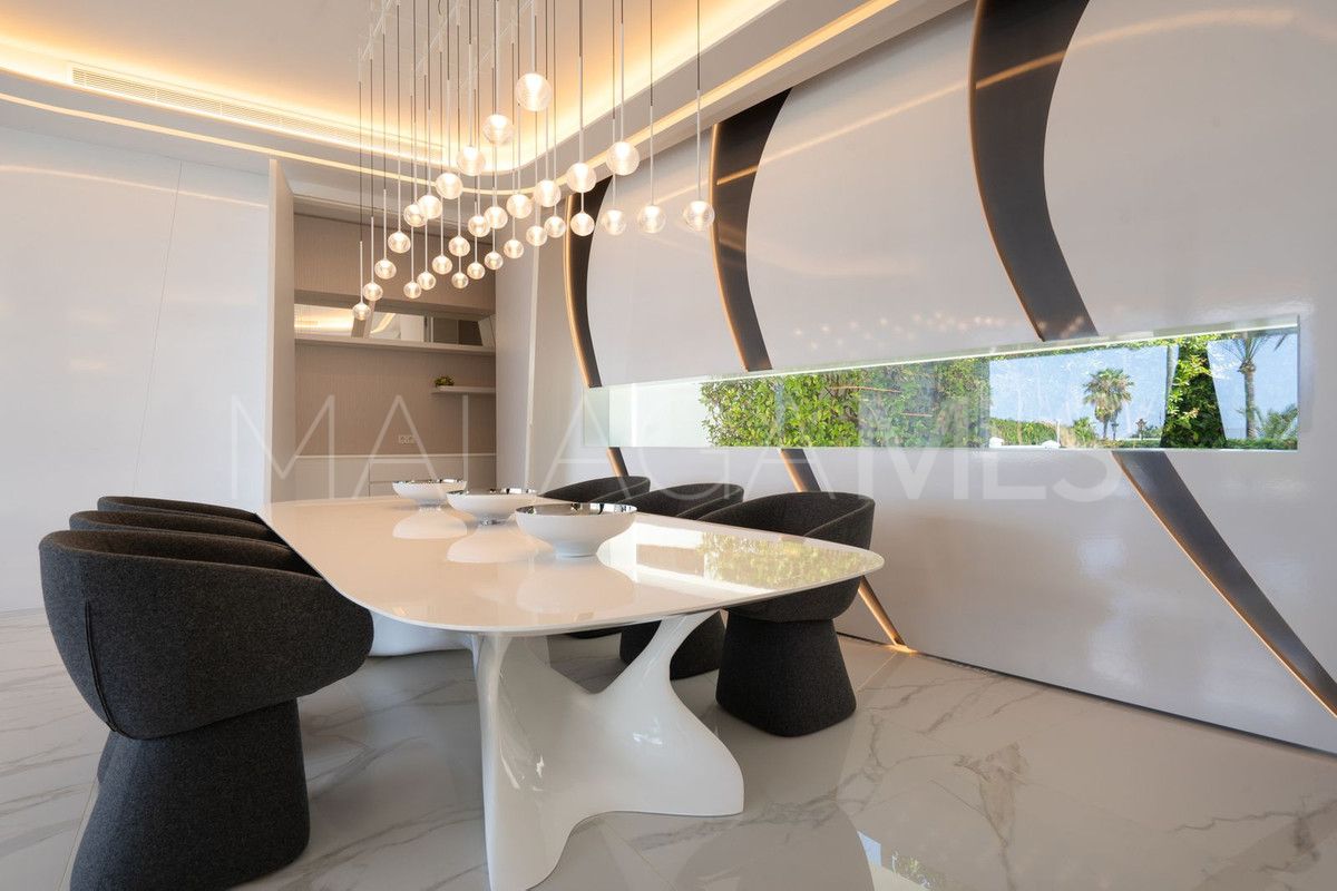 Villa for sale in Los Monteros