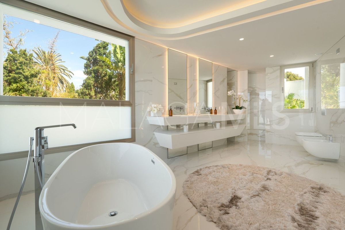 Villa for sale in Los Monteros