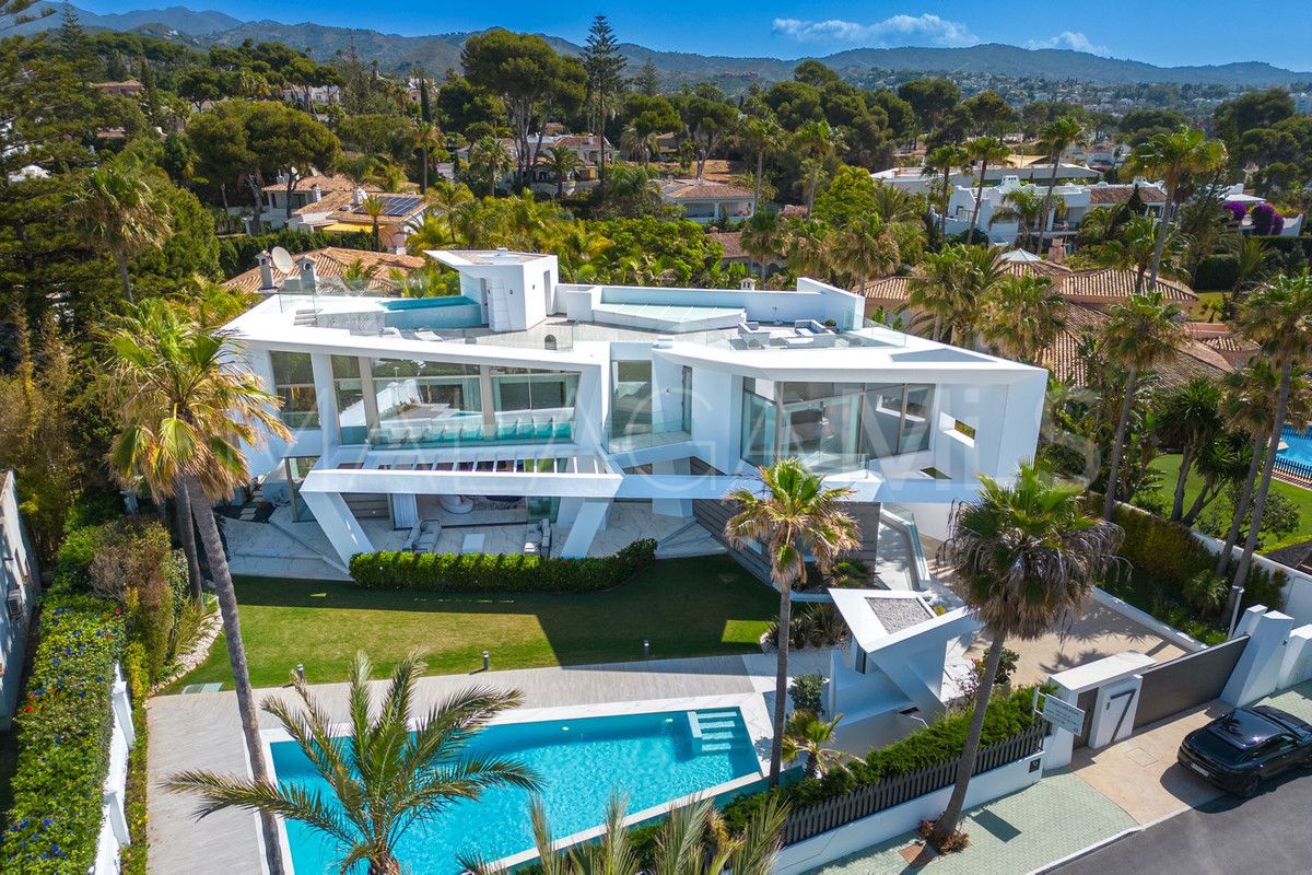 Villa for sale in Los Monteros
