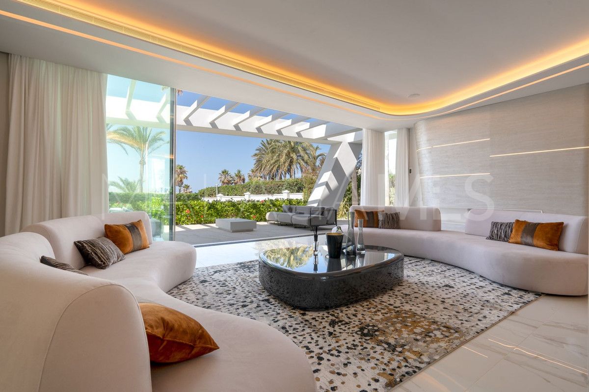 Villa for sale in Los Monteros