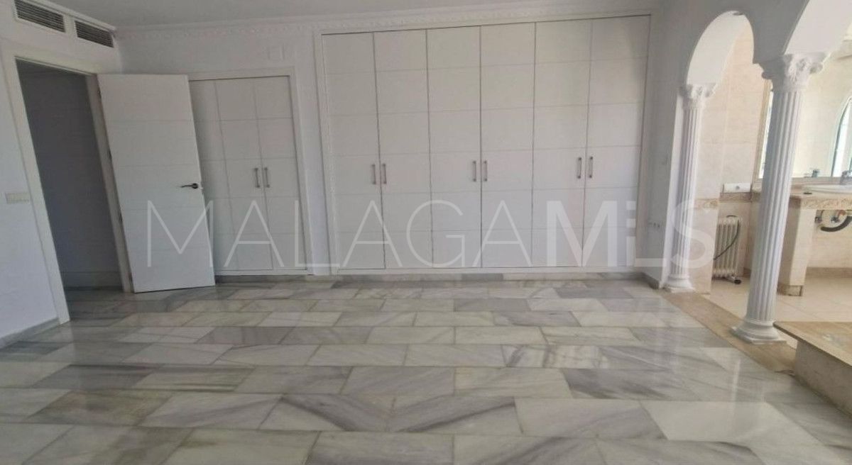 Villa for sale in La Duquesa