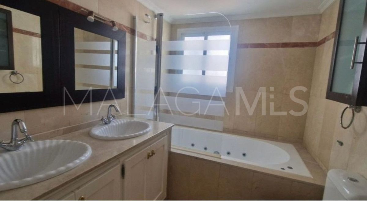 Villa for sale in La Duquesa