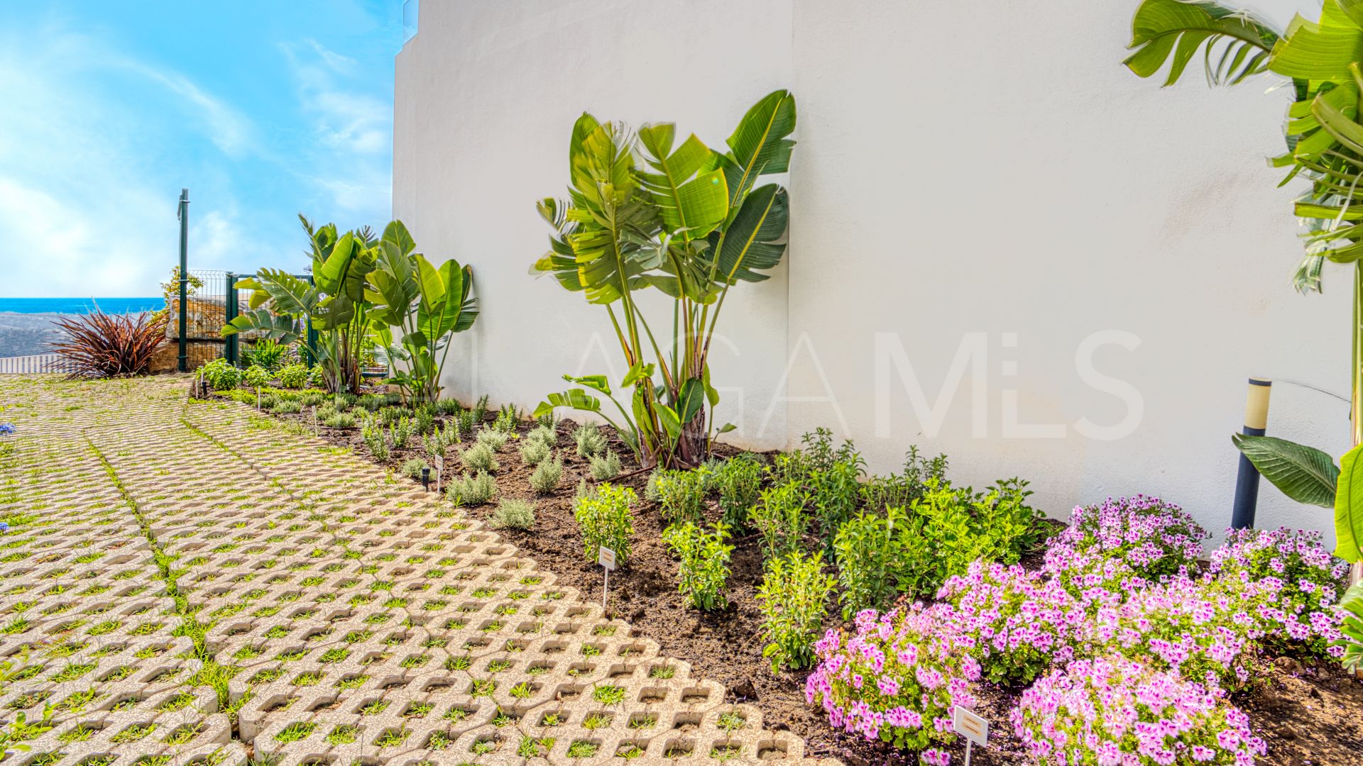 Ground floor apartment for sale in Cala de Mijas with 3 bedrooms