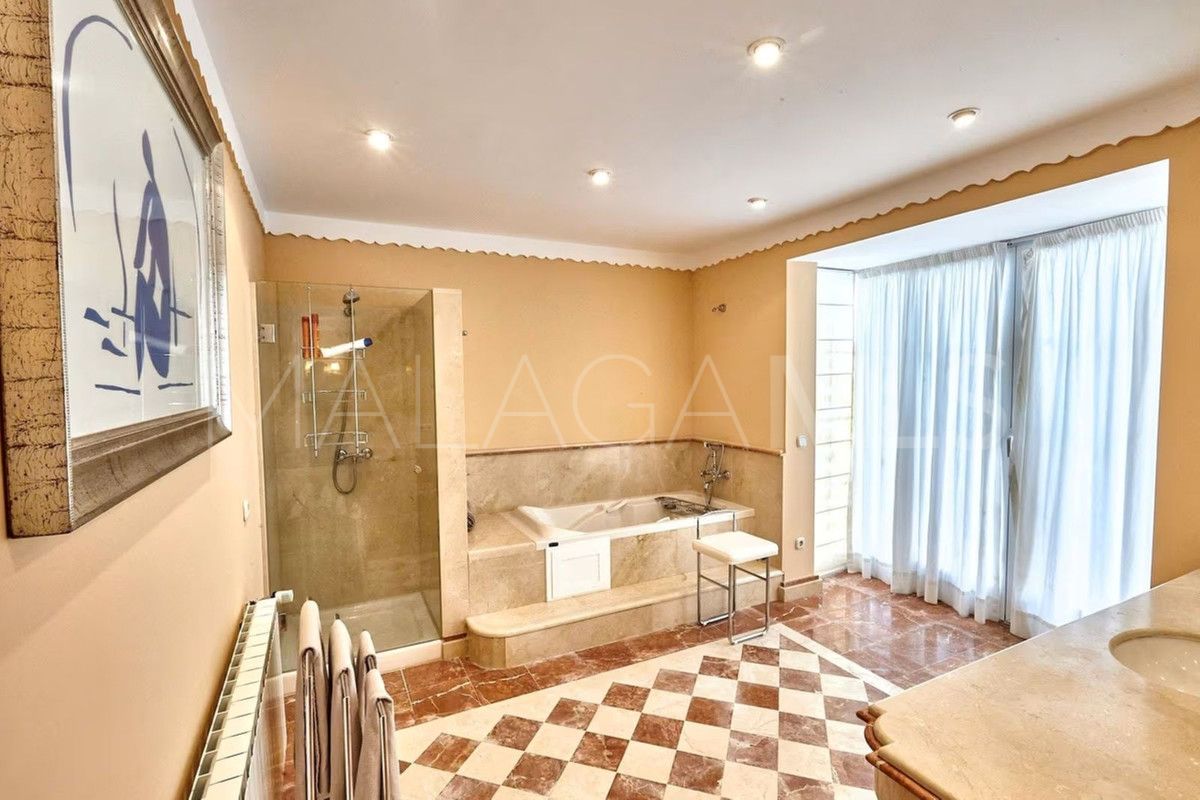 Villa for sale in Guadalmina Baja