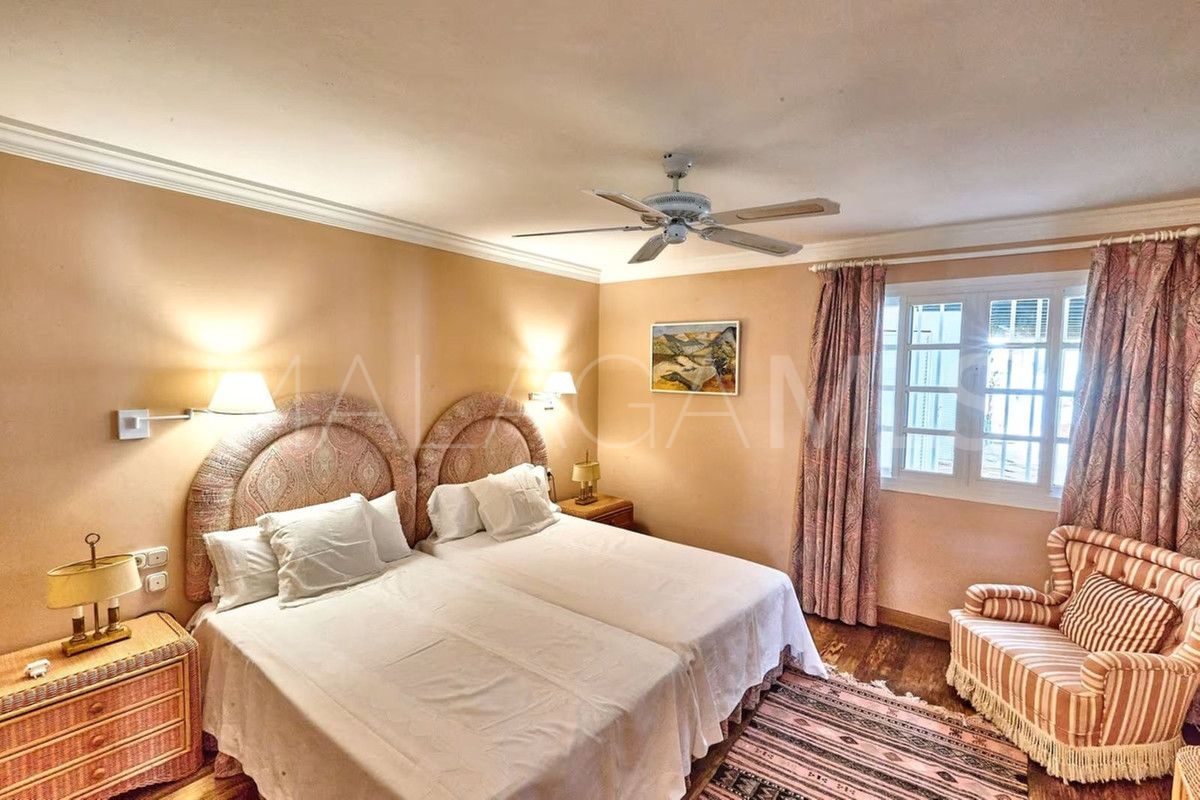 Villa for sale in Guadalmina Baja