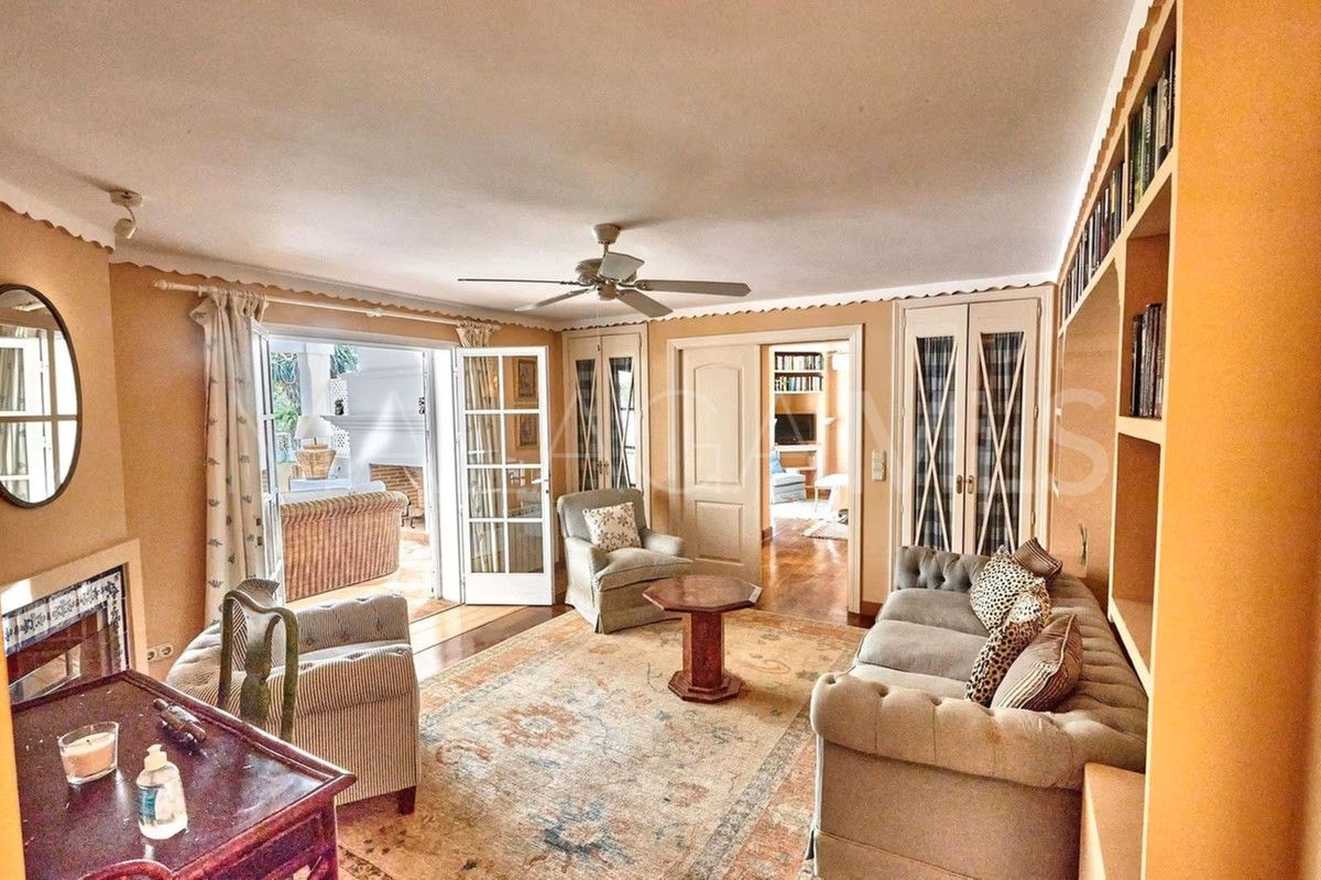 Villa for sale in Guadalmina Baja