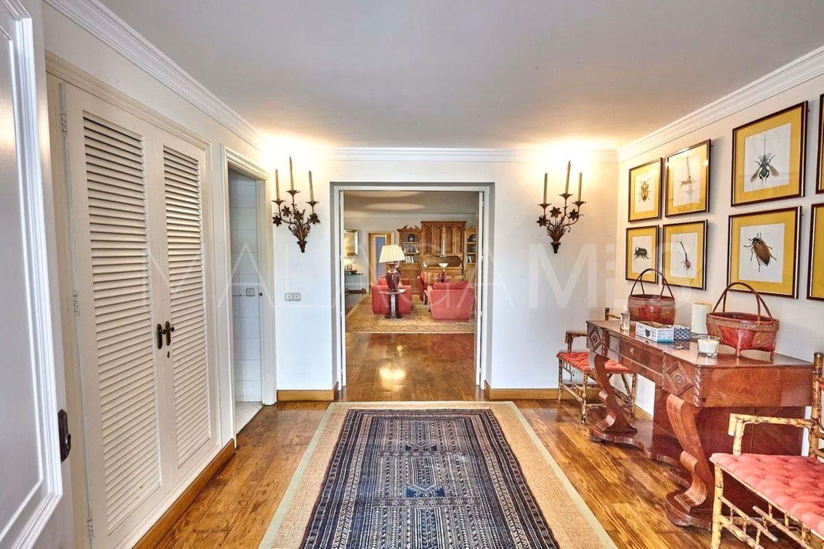 Villa for sale in Guadalmina Baja