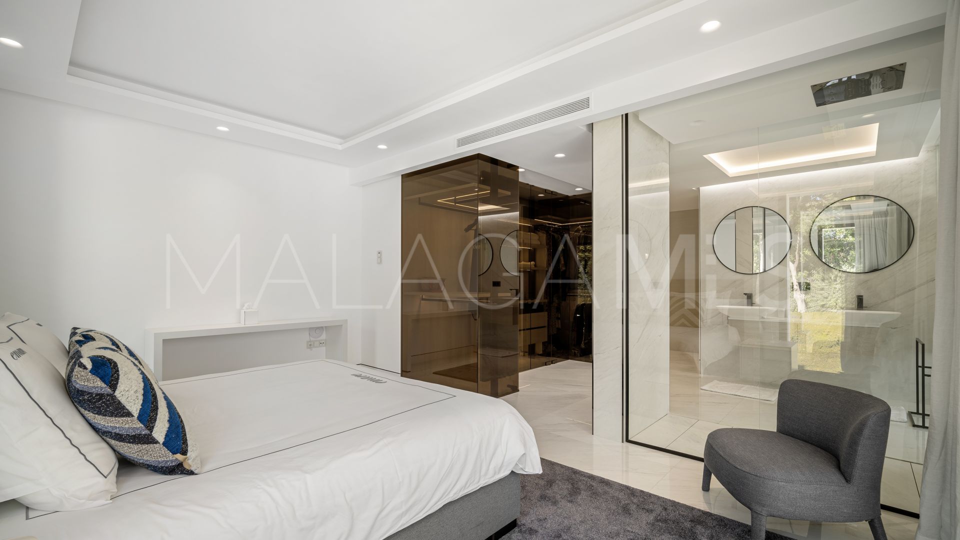 Estepona 5 bedrooms apartment for sale
