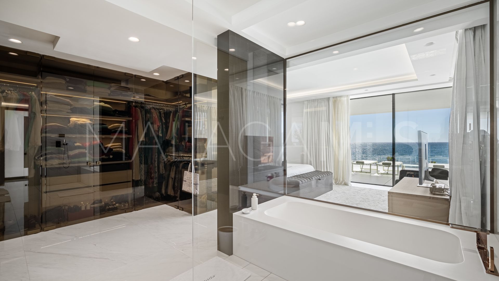 Estepona 5 bedrooms apartment for sale