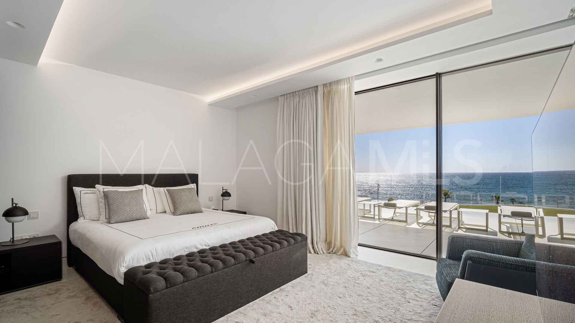 Estepona 5 bedrooms apartment for sale