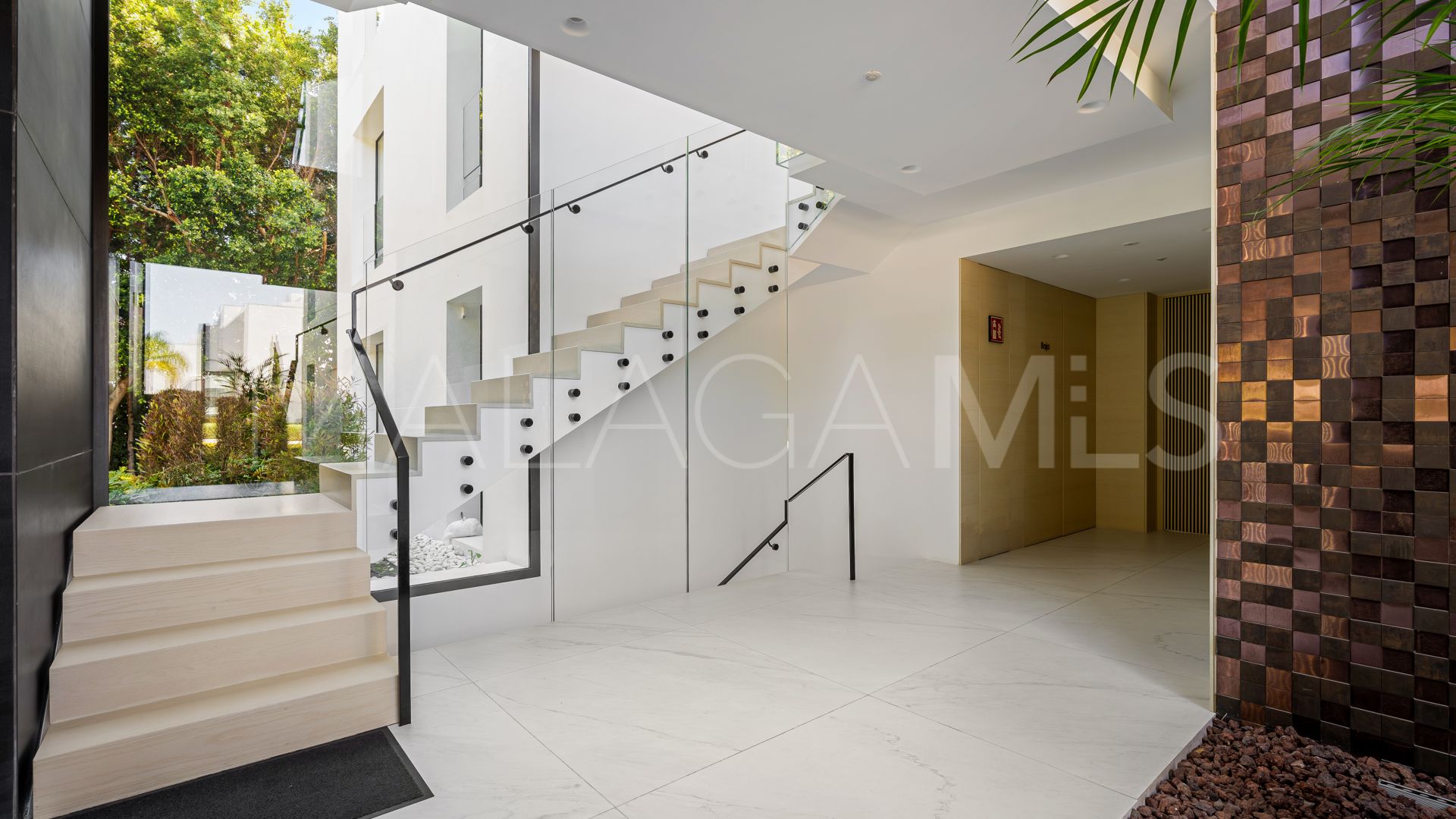 Estepona 5 bedrooms apartment for sale