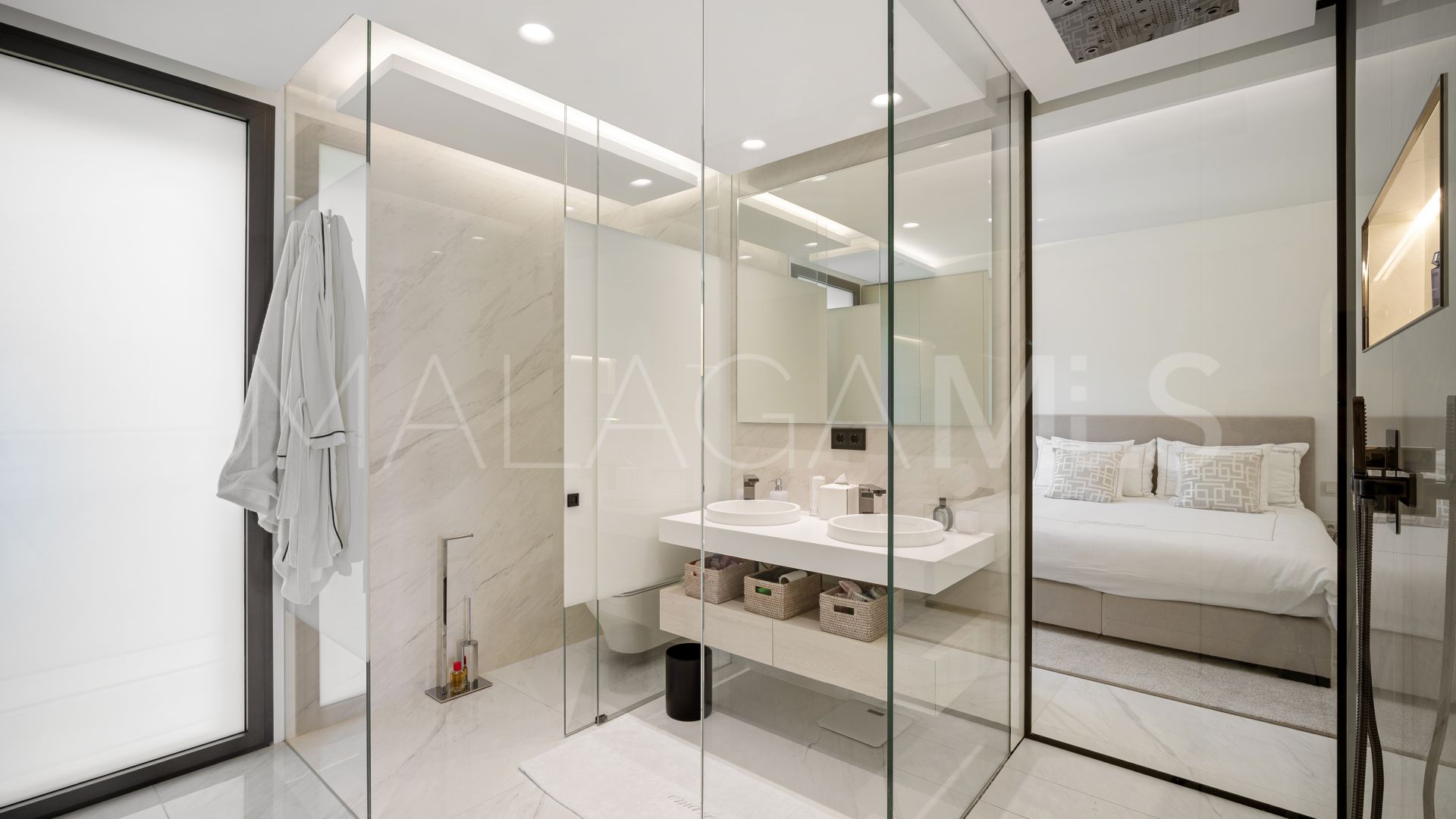 Estepona 5 bedrooms apartment for sale