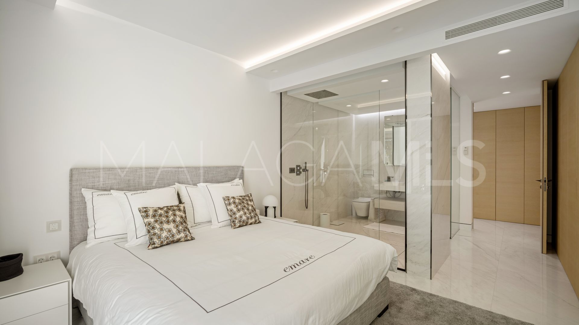 Estepona 5 bedrooms apartment for sale
