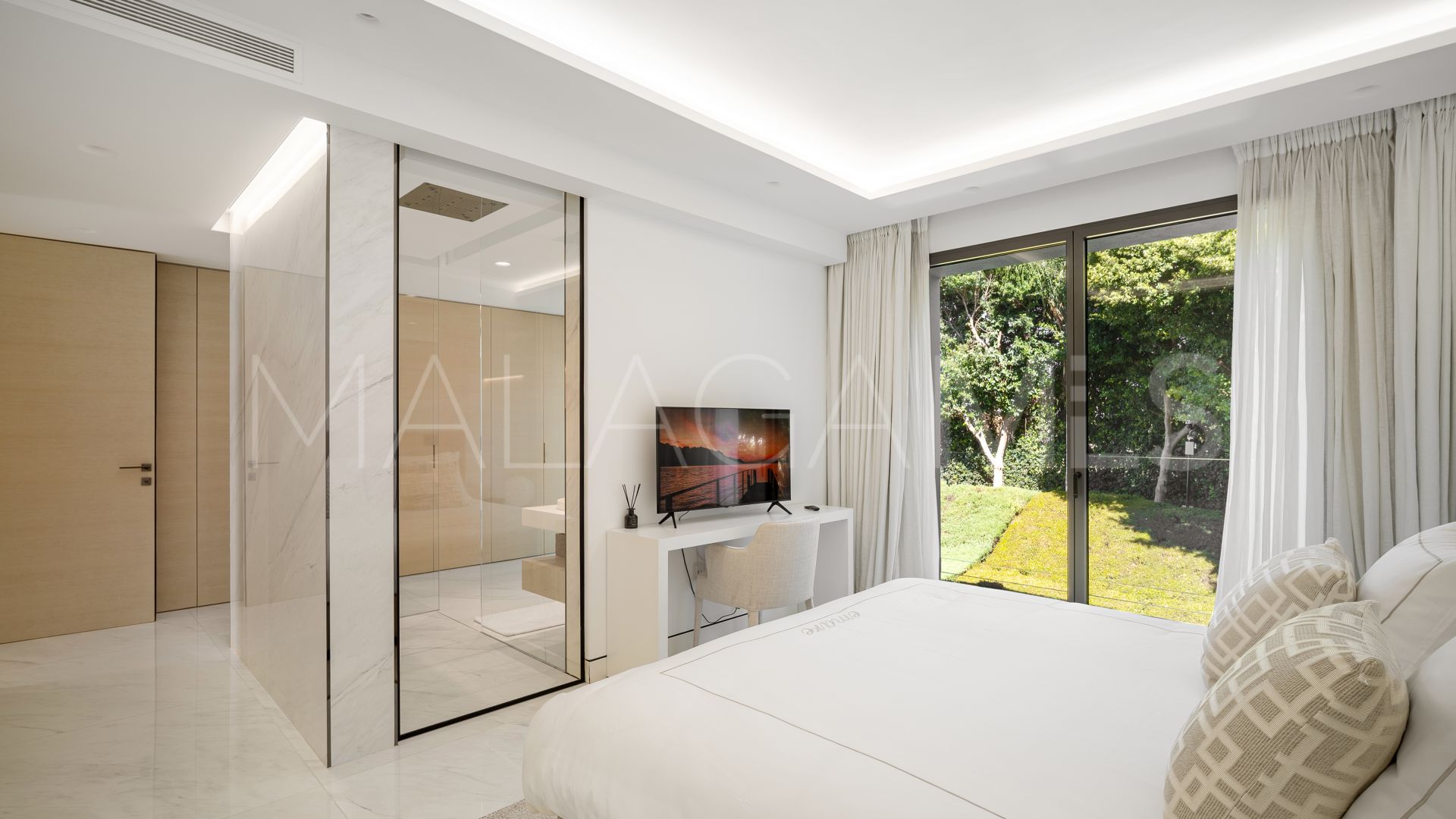 Estepona 5 bedrooms apartment for sale